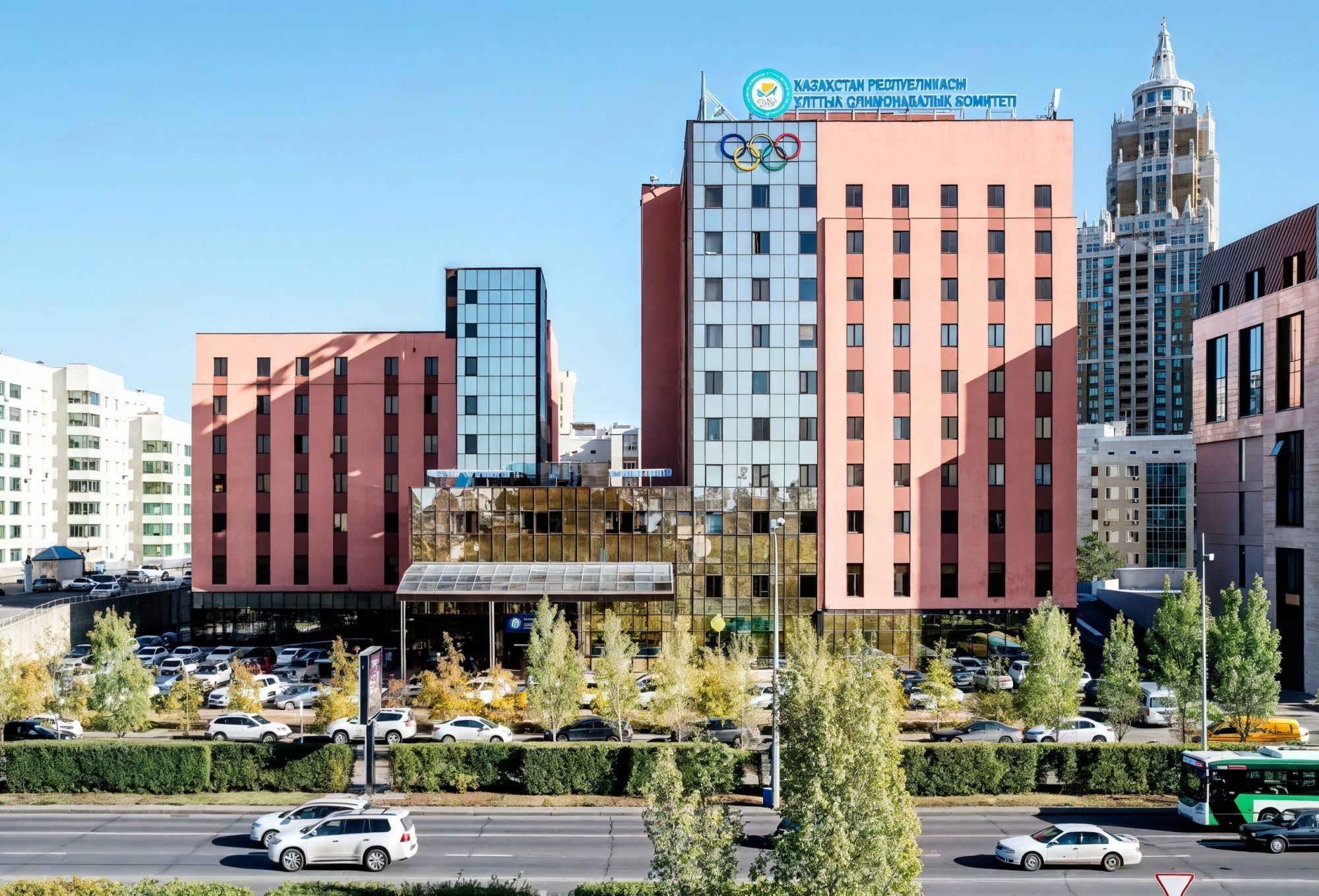 Административное здание по проспекту Туран