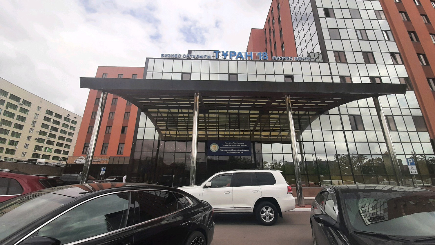 Административное здание по проспекту Туран